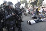 Uro. Der har været sammenstød mellem politi og demonstranter ved begge kampe ved årets Confederations Cup i Brasilien. Billedet er fra gårsdagens sammenstød ved det berømte Maracana-stadion i Rio de Janeiro. 