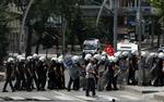 URO. Tyrkiske betjente på vej mod Taksimpladsen i Istanbul under protesterne mod regeringen. 