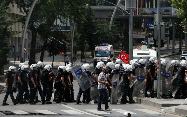 URO. Tyrkiske betjente på vej mod Taksimpladsen i Istanbul under protesterne mod regeringen. 