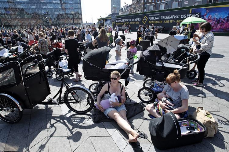 Amning. Bloggeren Trine Maria Larsen, der er mor til Alfred på fem måneder, har taget initiativet til amme-demonstrationen på Rådhuspladsen i dag fra klokken 15 til 16. 