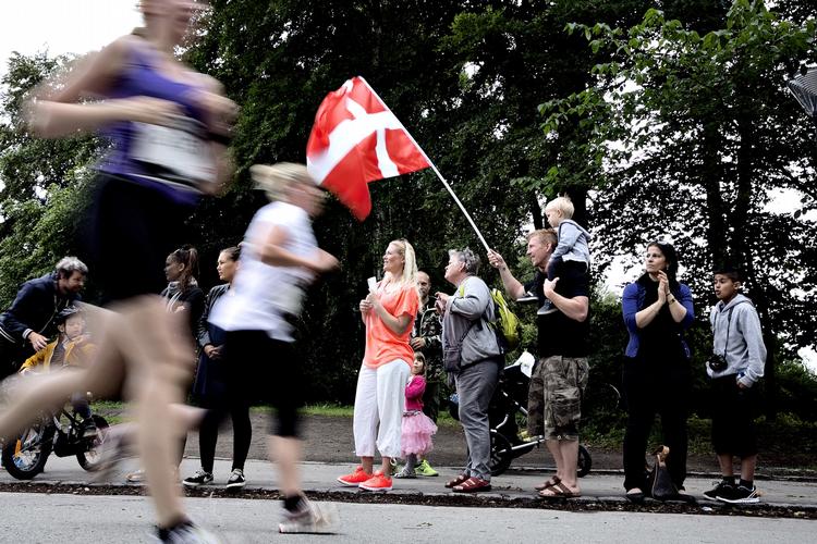 SEJR. Jeanette Krarup kæmpede - mens manden Simon hepper med Philip på skuldrene ved Spartas 10 km Kvindeløb. 