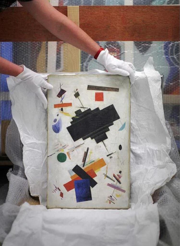 FORFALSKNING. Dette billede er ikke malet af Kazimir Malevitj, men af en kunstsvindler. Nu står det hos forbundskriminalpolitiet, BKA, i Wiesbaden i Tyskland. 