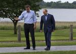 Topmøde. Den britiske premierminister David Cameron spadserer med Ruslands præsident Vladimir Putin, inden det for alvor går i gang til G8-topmødet. 