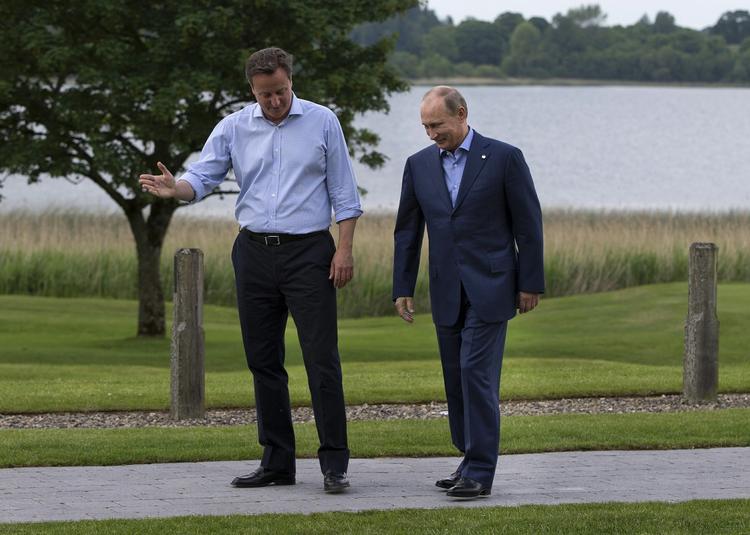 Topmøde. Den britiske premierminister David Cameron spadserer med Ruslands præsident Vladimir Putin, inden det for alvor går i gang til G8-topmødet. 