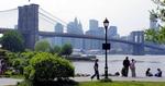 Bymagnet. New York City med Brooklyn Bridge tiltrækker fortsat danske turister, selv om antallet af USA-rejsende er faldet. 