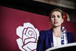 lyttende. Beskæftigelsesminister Mette Frederiksen (S) har lyttet til kritikken, siger hun. Nu skal læger vurdere, om folk på sygedagpenge skal forlænges. (arkiv) 