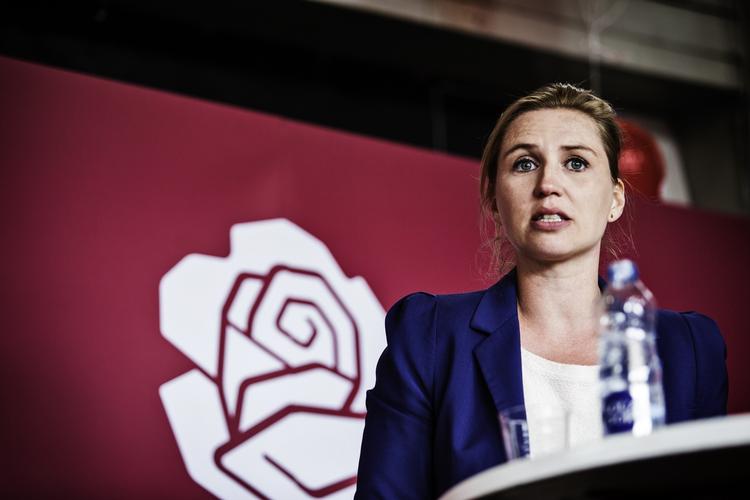 lyttende. Beskæftigelsesminister Mette Frederiksen (S) har lyttet til kritikken, siger hun. Nu skal læger vurdere, om folk på sygedagpenge skal forlænges. (arkiv) 