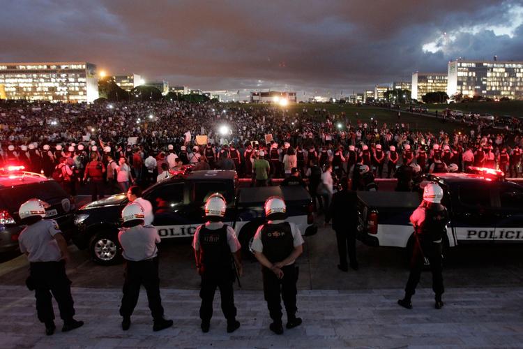 Opråb. Demonstranter foran parlamentet i den brasilianske hovedstad, Brasilia, i går. 