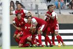 Heltye. Tahiti-drengene i vild jubel efter deres scoring mod Nigeria. 