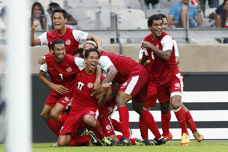 Heltye. Tahiti-drengene i vild jubel efter deres scoring mod Nigeria. 