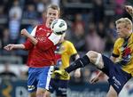 Forår. FC Vestsjælland og Nikolaj Hansen (tv) er rykket op i Superligaen, mens Hobro og  Jakob Andersen lige akkurat klarede frisag i nedrykningskampen. 