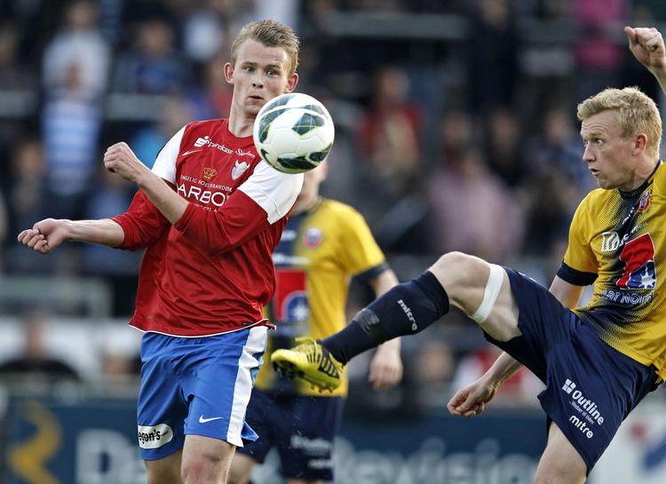 Forår. FC Vestsjælland og Nikolaj Hansen (tv) er rykket op i Superligaen, mens Hobro og  Jakob Andersen lige akkurat klarede frisag i nedrykningskampen. 
