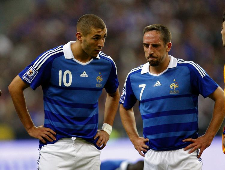 afsløret. Efter det for at par dage siden blev afsløret, at Franck Ribéry (th) har haft sex med en mindreårig prostitueret, er landsholdskollegaen Karim Benzema (tv) nu også blevet draget ind i sexskandalen. Arkivfoto. 