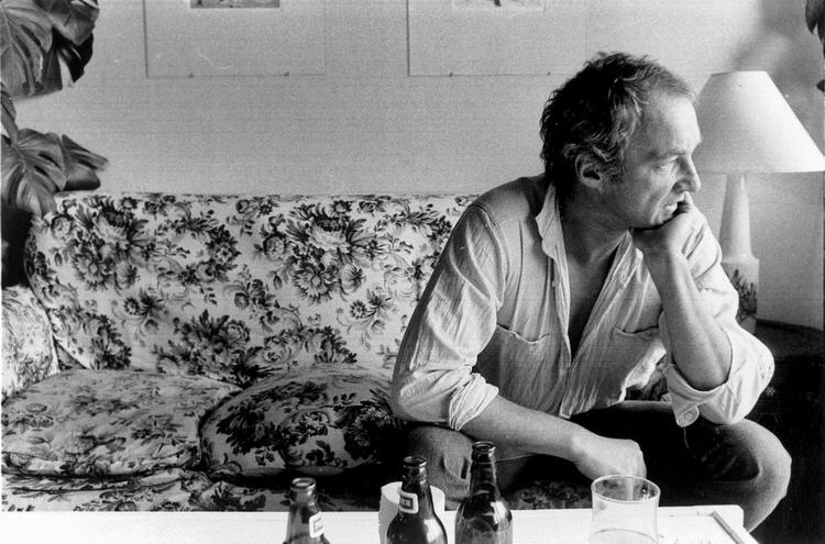 sportsfantasier. Inden Ola Bauer blev forfatter, arbejdede han som sportsjournalist. Og måske var det der, han samlede inspiration til den farverige sportsjournalist Munken i romanen. Ola Bauer døde af kræft i 1999. Arkivfoto: Aschehoug Agency 