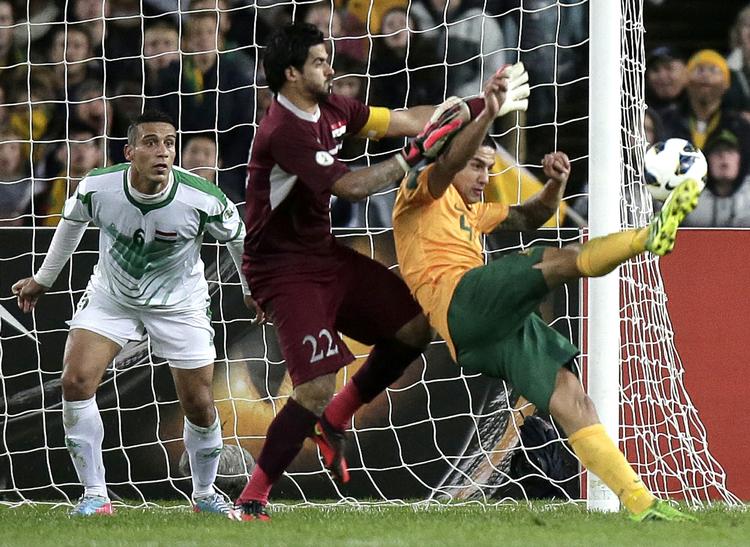 akrobatisk. Australiens Tim Cahill (th) forsøger sig med et skud mod mål i kampen mod Irak. 