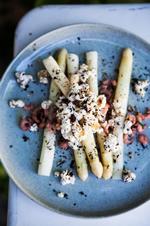 Inspirationen til denne ret kommer fra New York, hvor man på nogle barer kan få popcorn med parmesan og trøffelolie. Her er den videreudviklet i sankthans style med aske. Aspargesene trives i det selskab. 