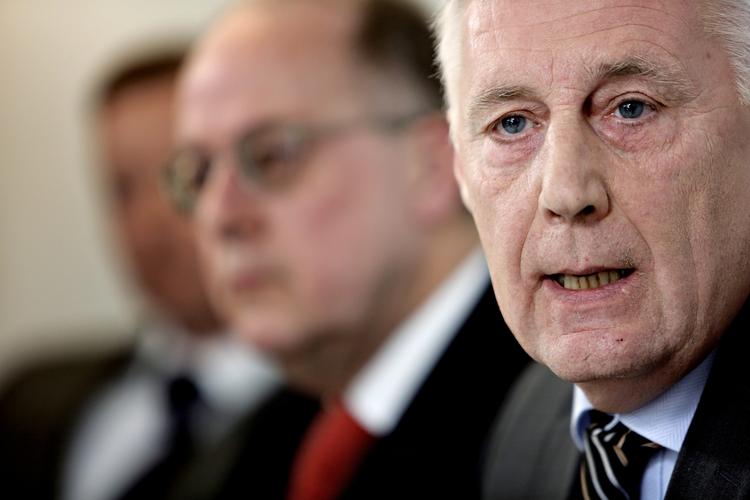 Rejsekort. Transportminister Henrik Dam Kristenen (S) afviser at gribe ind over for indførslen af rejsekortet. 