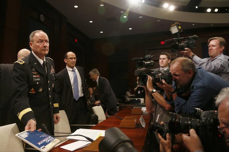 Overvågning. Vicedirektøren i FBI, Sean Joyce(th.), fortæller, at agenter ved at overvåge en kendt ekstremist i Yemen »var i stand til at afsløre et spirende plot om at bombe børsen i New York«. 