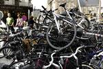 Kaos. Halvdelen af alle stjålne cykler ender som skrot ved for eksempel stationer. Nu får København nye stativer. (arkivfoto) 