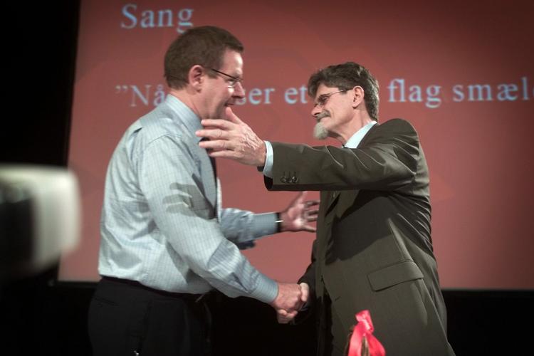 Parløb. Det historiske øjeblik, hvor Nyrup og Lykketoft næsten gav hinanden en krammer ved sidstnævntes magtovertagelse i 2002. Men også kun næsten: Bevægelsen stoppede på akavet vis halvvejs mellem håndtryk og kram. Ganske sigende for det daværende forhold mellem de to. 