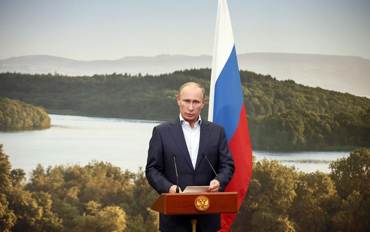 Topmøde. Vladimir Putin er parat til at sende flere våben til Syrien, melder han. 