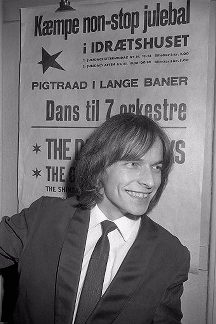 Han debuterede som sanger i 1959. 