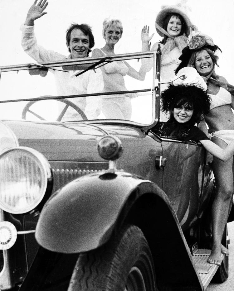Peter Belli i en bil fyldt med damer i 1969. 