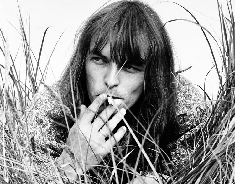 Han startede som en  kompromisløs pigtrådsmusiker, men blev senere kendt som dansktopsanger. 