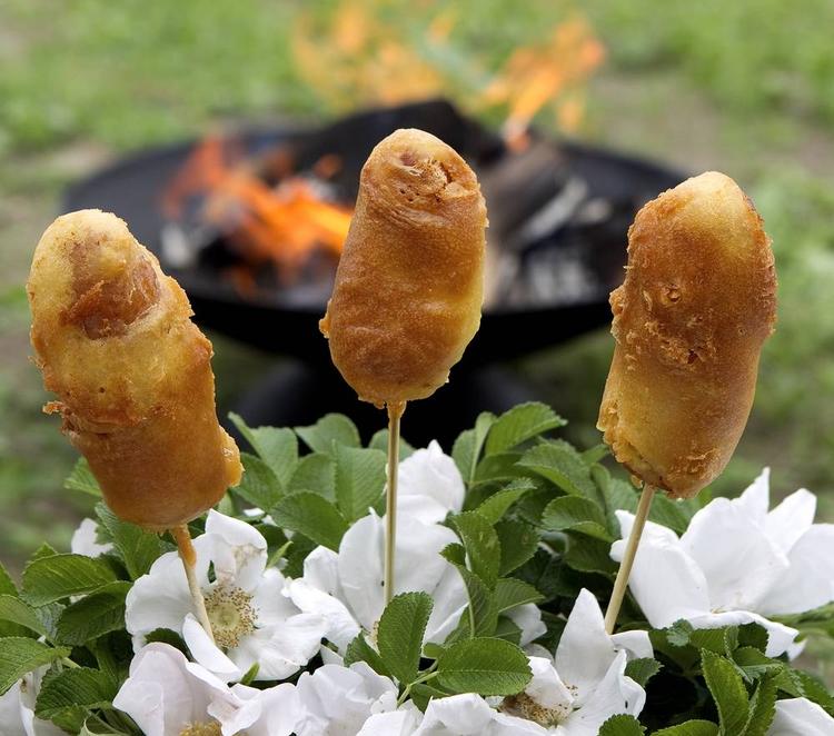 Barndomsminder. James Price genopliver minder om barndommens sankhansaftener, der blandt andet inkluderede de amerikanske corn dogs. 