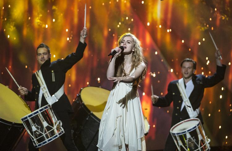 Værtskab. Der er kamp til stregen om, hvem der får lov at afholde melodigrandprixet til næste år. Fire byer er tilbage i kapløbet, men DR er karrig med oplysninger. 