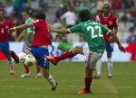 Sejr. Cristian Bolanos (tv) - her i kamp med en mexicaner for en uge siden i 0-0-matchen - blev skiftet ud midt i 2. halvleg. 