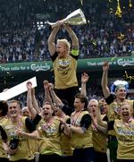 lodtrækning. Esbjergs anfører Nicolai Høgh hæver pokalen, da klubben vandt pokalturneringen og kvalificerede sig til Europa Cup-kampe. 