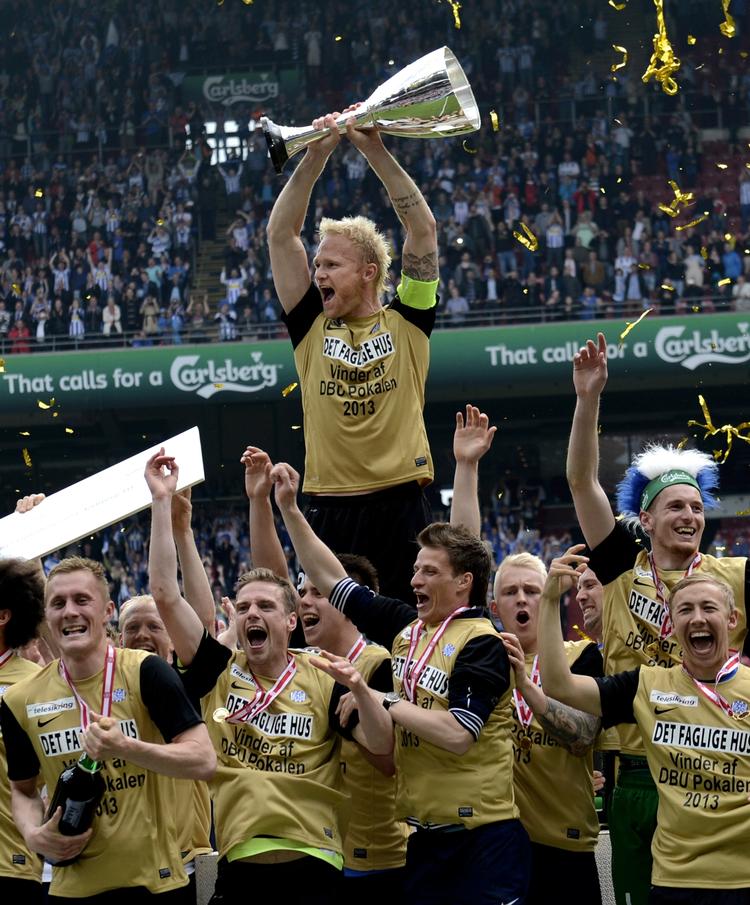 lodtrækning. Esbjergs anfører Nicolai Høgh hæver pokalen, da klubben vandt pokalturneringen og kvalificerede sig til Europa Cup-kampe. 