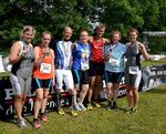LIGEMÆND. Otte medaljer til motionstriatlon i Aalborg til kræftoverleverne fra Proof of Life. Det er Marlene Skaarup Kjær længst til venstre. 