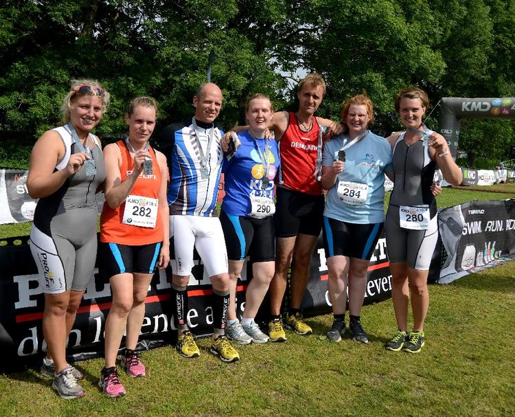 LIGEMÆND. Otte medaljer til motionstriatlon i Aalborg til kræftoverleverne fra Proof of Life. Det er Marlene Skaarup Kjær længst til venstre. 