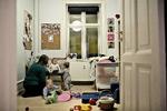 STØJ. I en af de boliger, der er ramt af voldsom larm fra metrobyggeriet, passer dagplejemor Lotte Larsen syv småbørn. Isoleringsuld holder noget af larmen - og alt dagslys - uden. 
