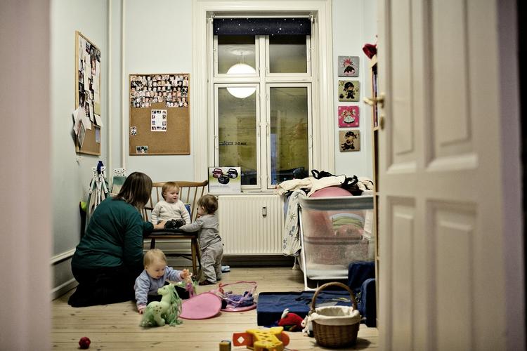 STØJ. I en af de boliger, der er ramt af voldsom larm fra metrobyggeriet, passer dagplejemor Lotte Larsen syv småbørn. Isoleringsuld holder noget af larmen - og alt dagslys - uden. 