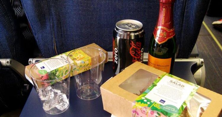 Ny stil. Sortimentet på SAS' nye prisklasser varierer men består typisk af en dagens salat, en sandwich og en muffin. SAS ønsker fremover at konkurrere med luksusbagere og delikatessebutikker frem for andre flycateringfirmaer. 
