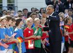 Hello. Her hilser Obama på en flok tyske børn. Under sin tale klokken 15.00, som du kan se her på politiken.dk, kommer folket dog ikke tæt på. 