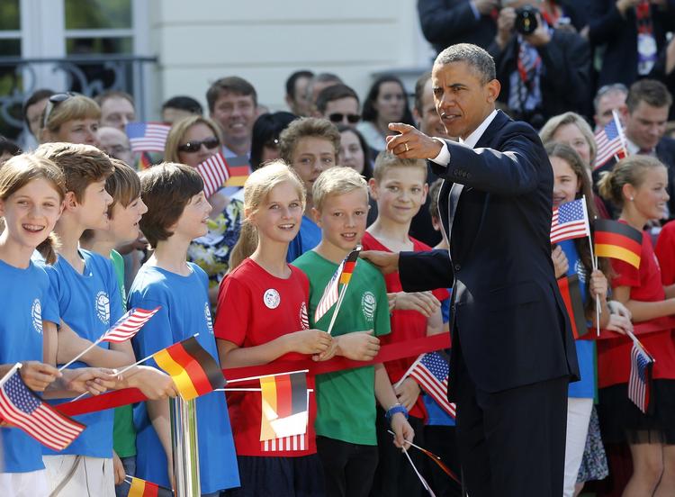 Hello. Her hilser Obama på en flok tyske børn. Under sin tale klokken 15.00, som du kan se her på politiken.dk, kommer folket dog ikke tæt på. 