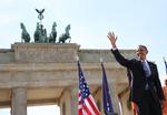 Casual. Obama havde ikke talt særlig længe, før han smed jakken på talerstolen i Berlin. Man er vel blandt venner, lød det i sommervarmen. 