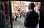 UDSYN. Når Julian Assange det seneste år har haft noget at fortælle omverdenen, er det af og til sket i form af en 'tale til folket' fra smejernsbalkonen på Ecaudors ambassade i London. - Arkivfoto: Sean Dempsey/AP 