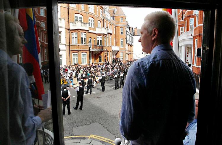 UDSYN. Når Julian Assange det seneste år har haft noget at fortælle omverdenen, er det af og til sket i form af en 'tale til folket' fra smejernsbalkonen på Ecaudors ambassade i London. - Arkivfoto: Sean Dempsey/AP 