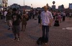 PROTEST. En enkelt mannequindukke står blandt de fredelige demonstranter på Taksimpladsen i Istanbul. 