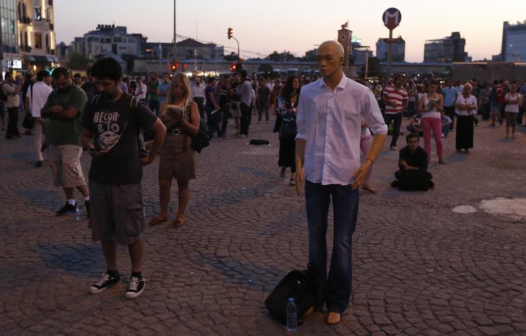PROTEST. En enkelt mannequindukke står blandt de fredelige demonstranter på Taksimpladsen i Istanbul. 