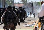 Uro. Ved aftenens kamp mellem Brasilien og Mexico har der endnu en gang været sammenstød mellem demonstranter og den brasilianske ordensmagt. 
