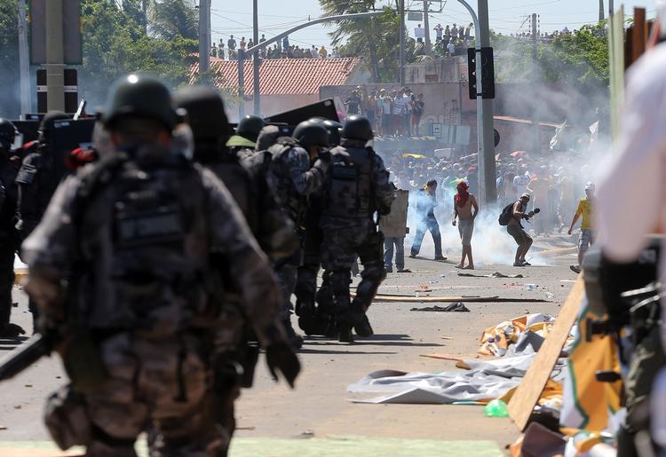 Uro. Ved aftenens kamp mellem Brasilien og Mexico har der endnu en gang været sammenstød mellem demonstranter og den brasilianske ordensmagt. 
