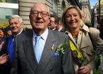 Familieidyl. Fødselar Jean-Marie, flankeret af hans datter, Marine Le Pen, i 2010. 