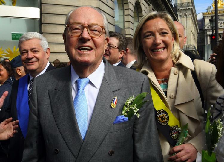 Familieidyl. Fødselar Jean-Marie, flankeret af hans datter, Marine Le Pen, i 2010. 
