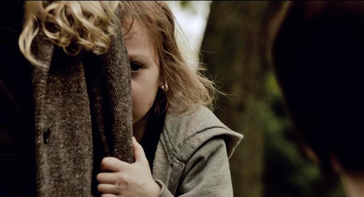 Beskyttet. På uforklarlig vis har filmens to børn overlevet fem år i en hytte i skoven. Under hypnose viser det sig, at Mama har passet på dem. Men hvem er Mama? 